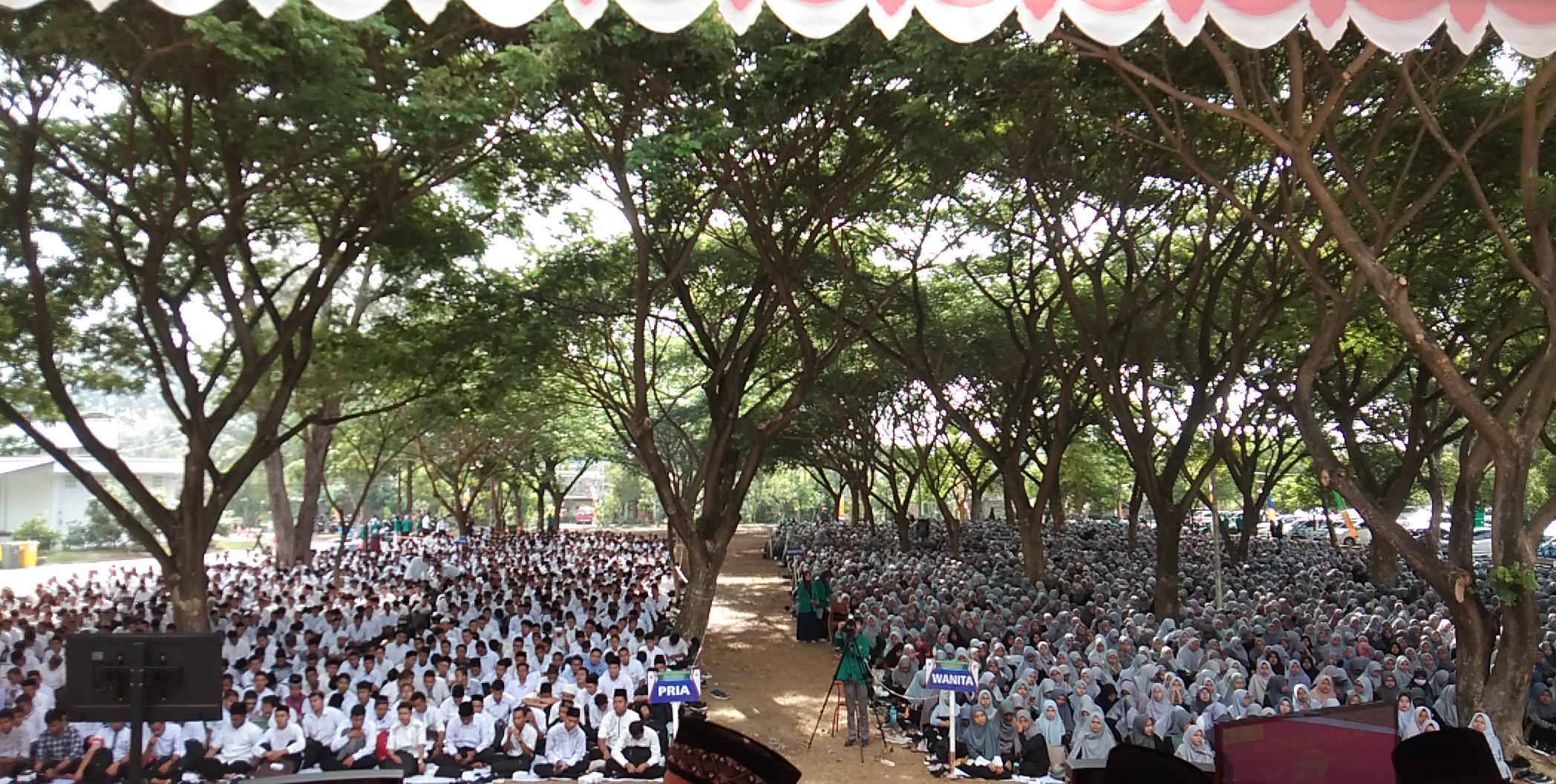 Mahasiswa baru Unsyiah duduk bersila mengikuti pembukaan Program UP3AI Semester Ganjil 2019/2020