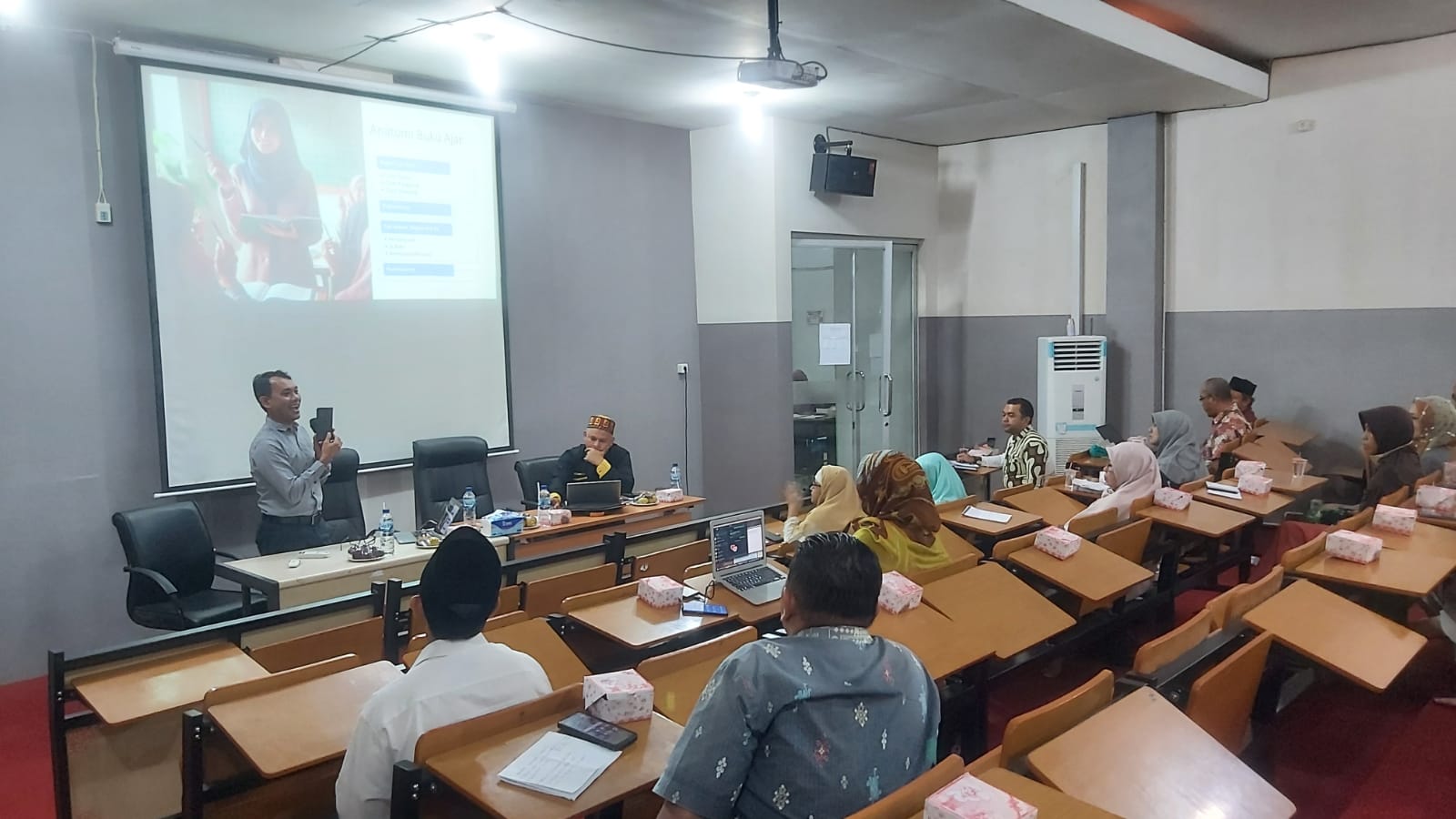 Suasana penyelenggaraan Workshop Buku Ajar