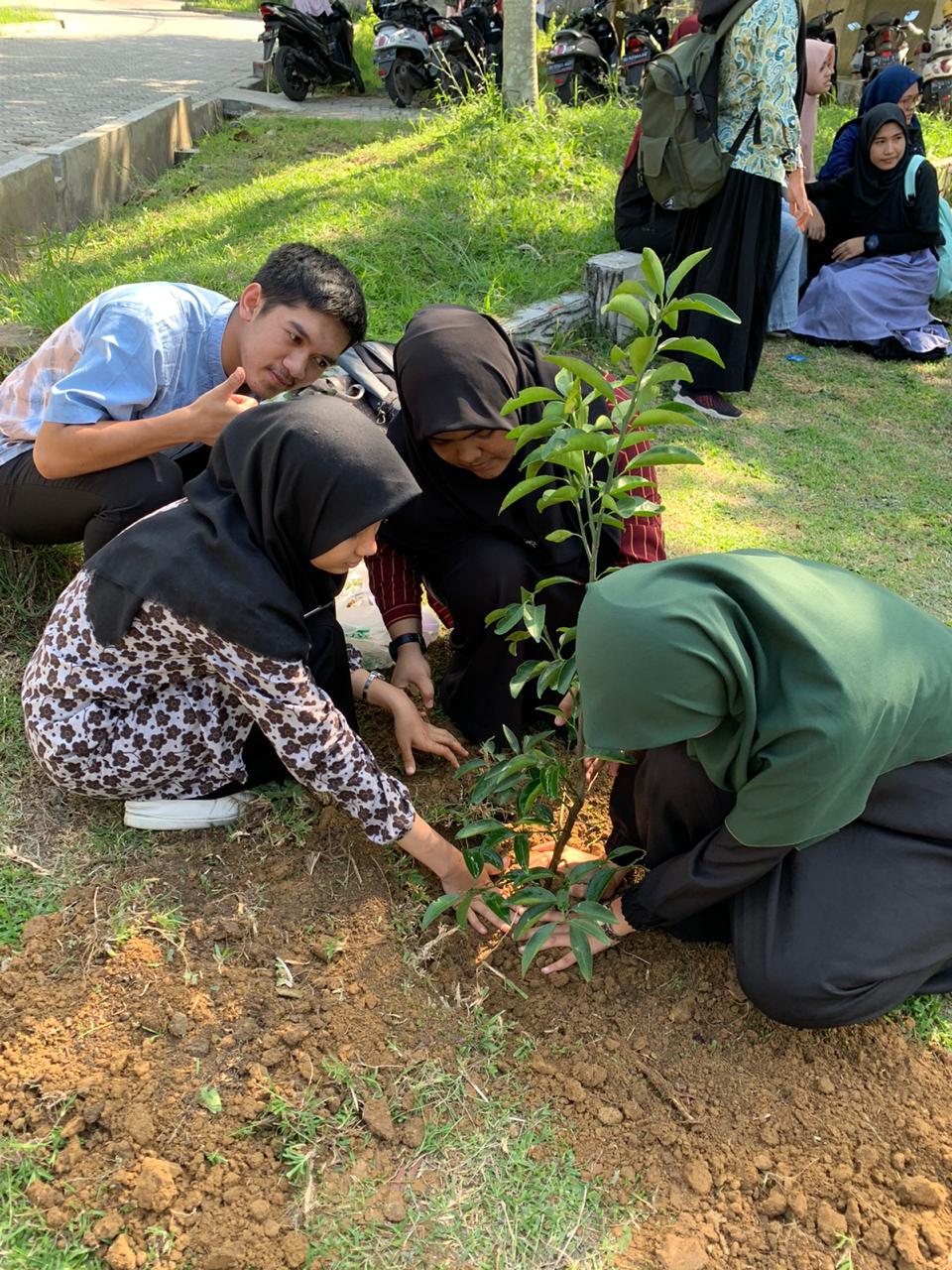 Ist. Sejumlah mahasiswa sedang menanam pohon di halaman kampus Unsyiah