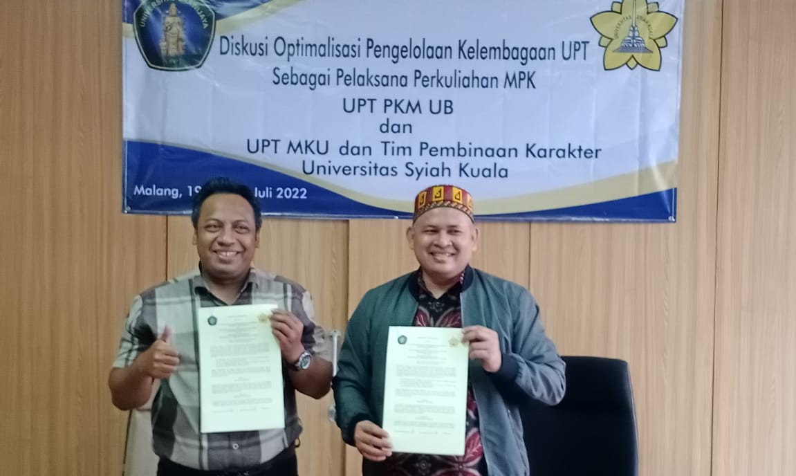 Foto bersama Kepala UPT PKM Universitas Brawijaya, Dr. Mohammad Anas, M.Phil (kiri) dengan Kepala UPT MKU Universitas Syiah Kuala, Dr. Teuku Muttaqin Mansur, M.H (kanan) usai penandatangan perjanjian kersama di Malang, Jawa Timur