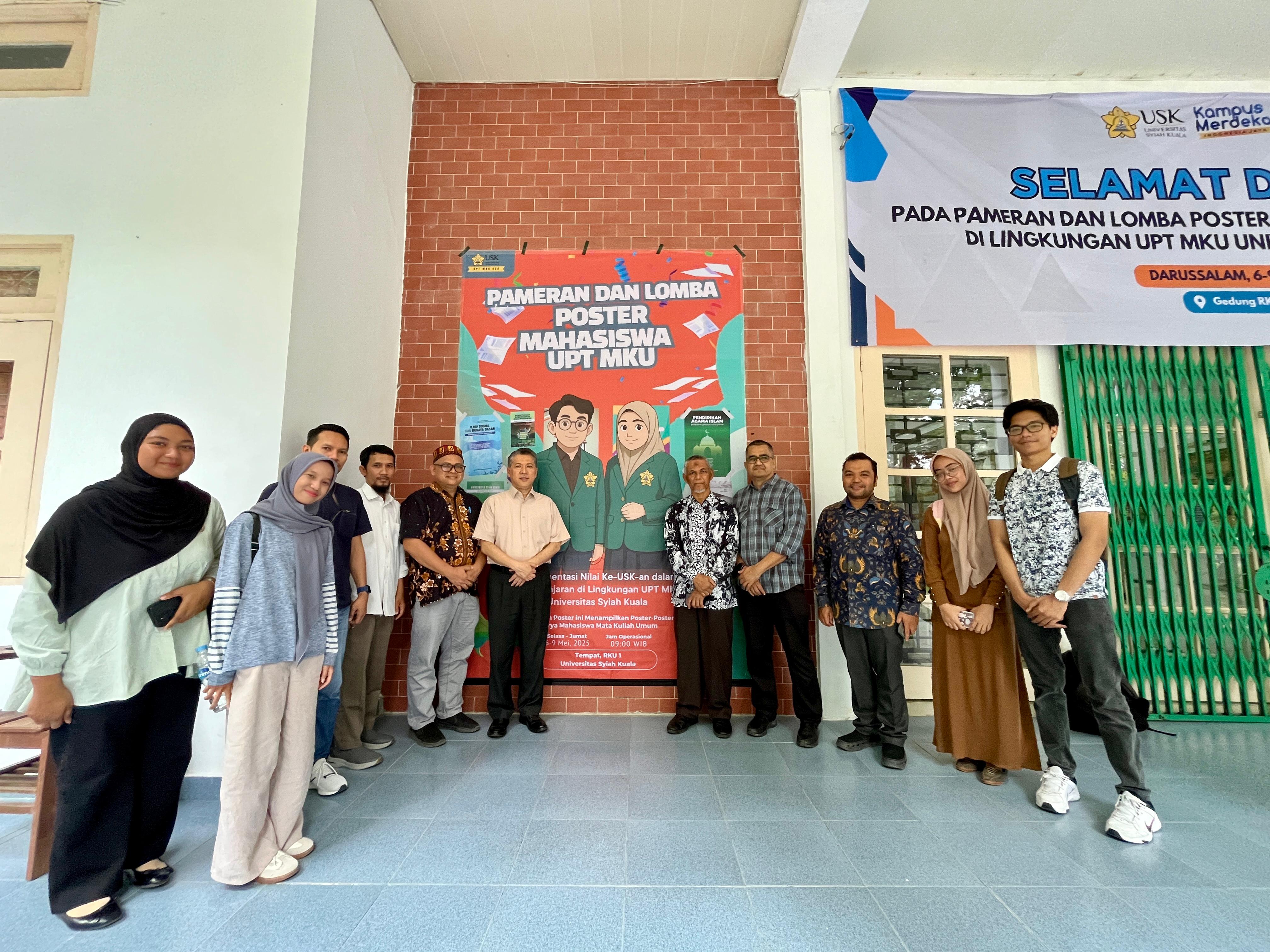 UPT MKU Universitas Syiah Kuala menggelar Pameran dan Lomba Poster Pembelajaran pada 6-9 Mei 2025 di Gedung RKU I, Universitas Syiah Kuala-Rektor berfoto bersama jajaran pimpinan USK, Kepala UPT MKU dan mahasiswa usai meninjau pameran tersebut.
