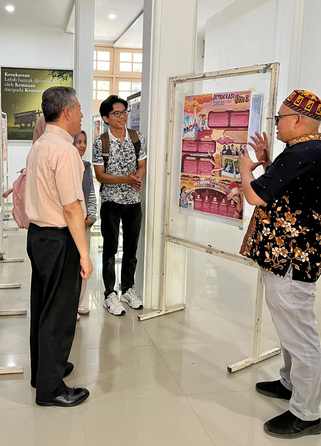 Rektor USK Prof Dr Ir Marwan tengah mendengarkan penjelasan Kepala UPT MKU USK Dr Teuku Muttaqin Mansur, MH pada pameran dan lomba poster pembelajaran yang di laksanakan oleh UPT MKU