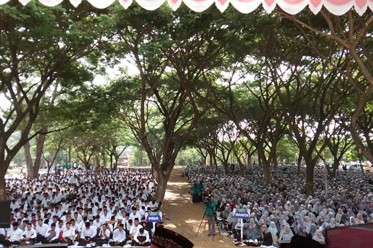 Mahasiswa baru Unsyiah duduk bersila mengikuti pembukaan Program UP3AI Semester Ganjil 2019/2020