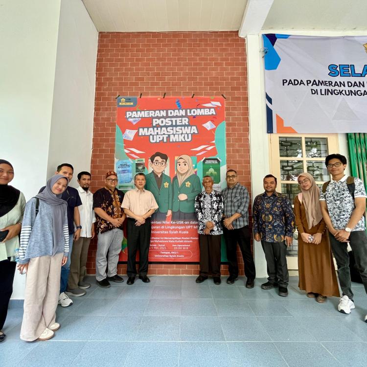UPT MKU Universitas Syiah Kuala menggelar Pameran dan Lomba Poster Pembelajaran pada 6-9 Mei 2025 di Gedung RKU I, Universitas Syiah Kuala-Rektor berfoto bersama jajaran pimpinan USK, Kepala UPT MKU dan mahasiswa usai meninjau pameran tersebut.