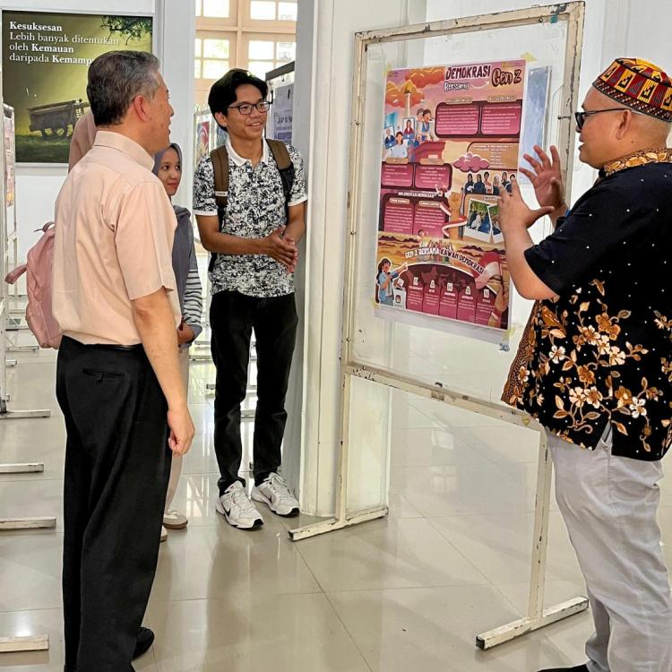 Rektor USK Prof Dr Ir Marwan tengah mendengarkan penjelasan Kepala UPT MKU USK Dr Teuku Muttaqin Mansur, MH pada pameran dan lomba poster pembelajaran yang di laksanakan oleh UPT MKU